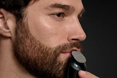 Mężczyzna pokazuje jak korzysta z glownicy dla detalnego strzezenia