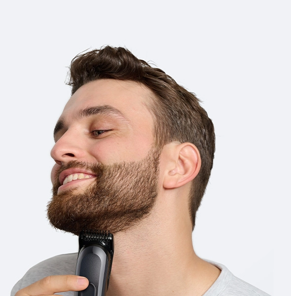 Mężczyzna w czarnej koszuli z uśmiechem na twarzy.