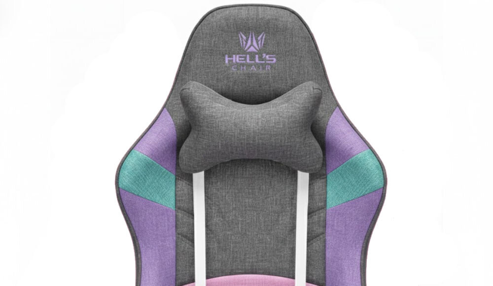 Fotel Gamingowy HELL'S CHAIR Rainbow 2.0 Wielokolorowy zbliżenie na oparcie i napis z marką jasne tło szerokie zastosowanie rozrywka nauka praca ergonomia partner do zadań specjalnych
