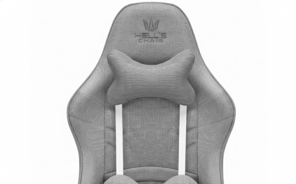 Fotel Gamingowy HELL'S CHAIR Rainbow 2.0 Szary zbliżenie na oparcie i napis z marką jasne tło szerokie zastosowanie rozrywka nauka praca ergonomia partner do zadań specjalnych