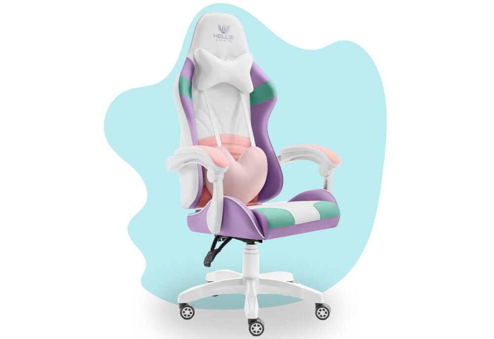 Fotel gamingowy w kolorach biało-fioletowym z różowymi i zielonymi akcentami, posiada poduszkę w kształcie litery X oraz logo \'HELL\'S CHAIR\' na zagłówku. Fotel stoi na białej podstawie z kółkami, a w tle znajduje się jasnoniebieskie tło.