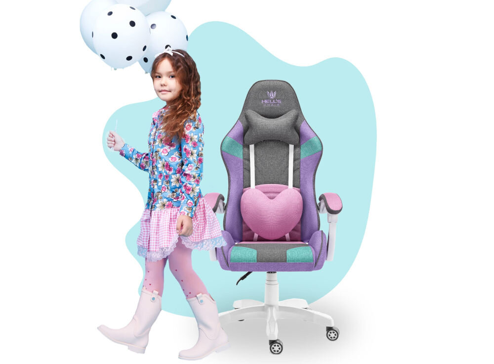 Na obrazie widoczny jest szaro-fioletowy fotel gamingowy z napisem \'HELL\'S CHAIR\' oraz różową poduszką w kształcie serca. Obok stoi dziecko trzymające balony w kropki.