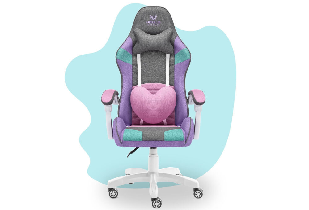 Fotel gamingowy w kolorach szaro-fioletowym z różowymi i turkusowymi akcentami, posiada poduszkę w kształcie serca. Na zagłówku widoczne jest logo z napisem \'HELL\'S CHAIR\'.