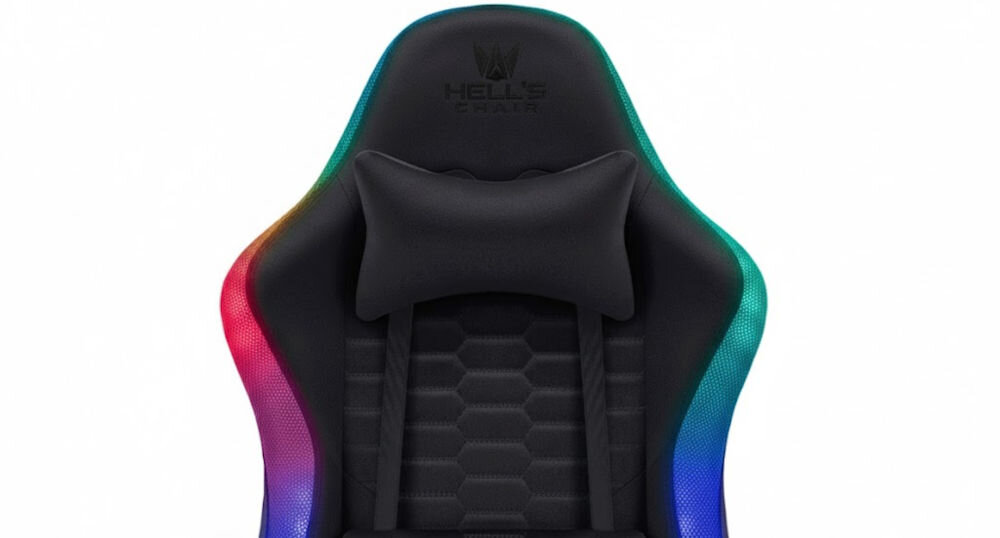 Fotel HELL'S CHAIR HC-1000 LED RGB Czarny zbliżenie na oparcie i napis z marką białe tło szerokie zastosowanie rozrywka nauka dopasowanie do ciała