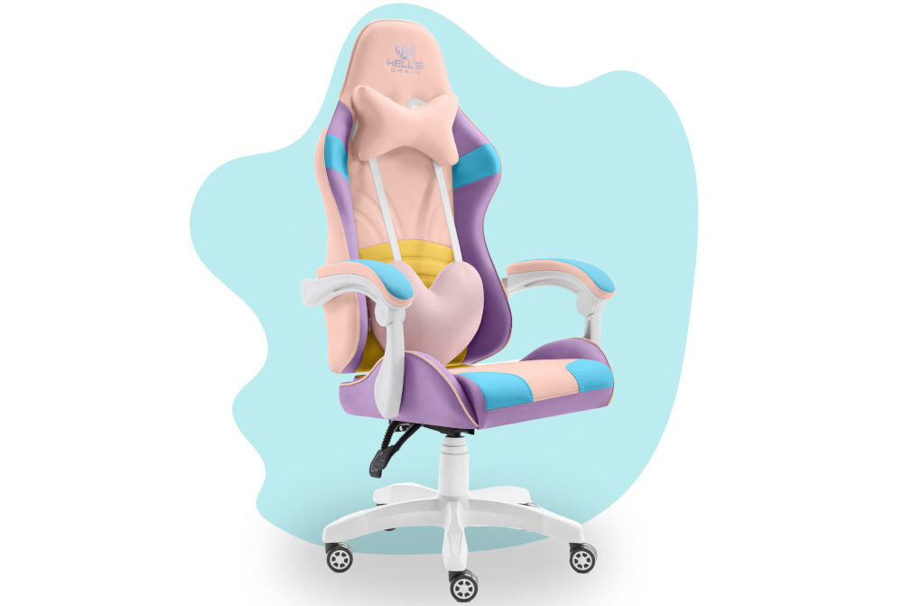 Fotel gamingowy w kolorach pastelowych: różowym, fioletowym, niebieskim i żółtym, z białą podstawą na kółkach. Na zagłówku widoczne jest logo \'HELL\'S CHAIR\'.