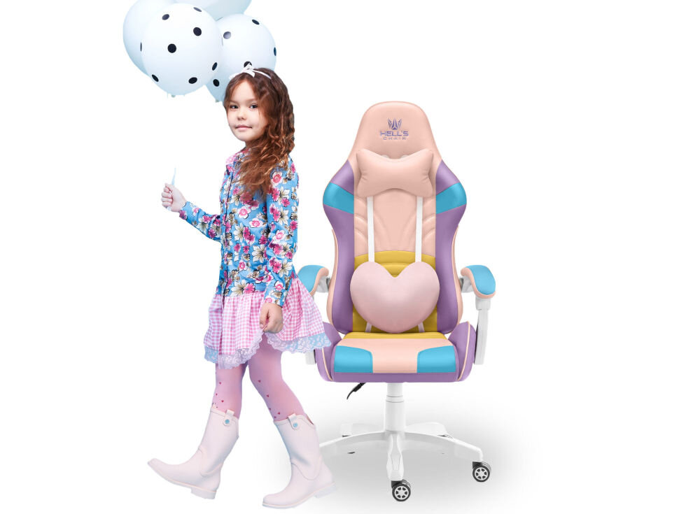 Fotel gamingowy w pastelowych kolorach z logo \'HELL\'S CHAIR\' na zagłówku. Obok stoi dziecko trzymające balony w kropki.