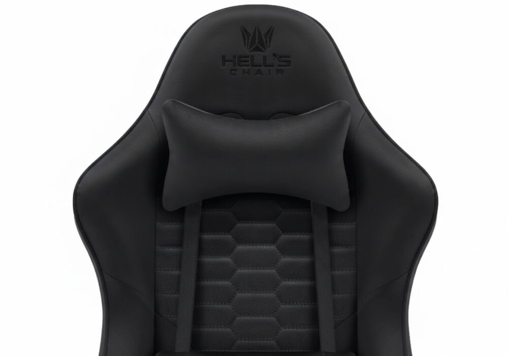Fotel HELL'S CHAIR HC-1000 Czarny zbliżenie na oparcie i napis z marką jasne tło szerokie zastosowanie rozrywka nauka praca ergonomia partner do zadań specjalnych