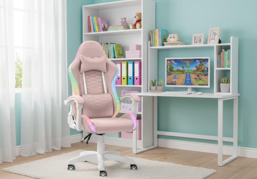 Fotel HELL'S CHAIR HC-1000 LED RGB Różowo-biały prezentacja fotela w pokoju przy biurku wyprofilowany kształt oparcia zapobieganie dolegliwościom bólowym kręgosłupa utrzymanie prawidłowej postawy komfort