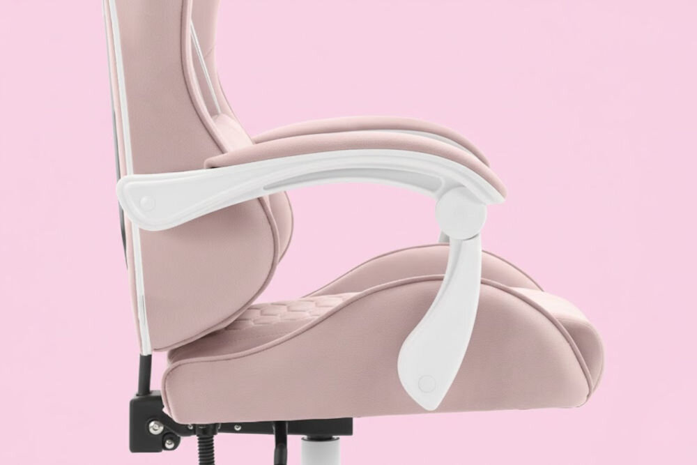 Fotel HELL'S CHAIR HC-1000 Kids Różowy zbliżenie na podłokietniki różowo-białe tło miękkie wypełnienie solidne podparcie spójna stylistyka komfort przedramion