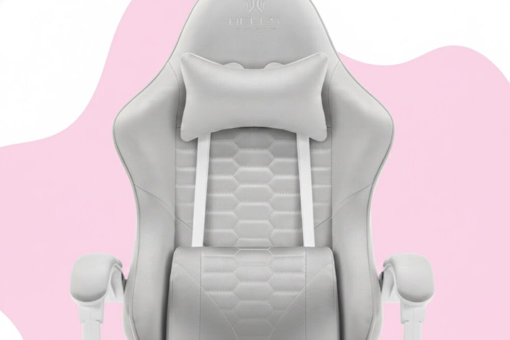 Fotel HELL'S CHAIR HC-1000 Kids Szary zbliżenie na oparcie i napis z marką różowo-białe tło szerokie zastosowanie rozrywka nauka dopasowanie do ciała