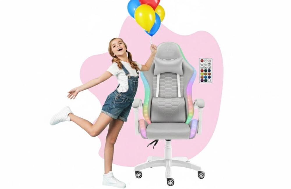 Fotel HELL'S CHAIR HC-1000 LED RGB Kids Szary prezentacja fotela od przodu na różowo-białym tle obok dziecko i pilot podświetlenie LED RGB do wyboru kolor lub jeden z wielu programów dynamicznej zmiany barw pilot bateria