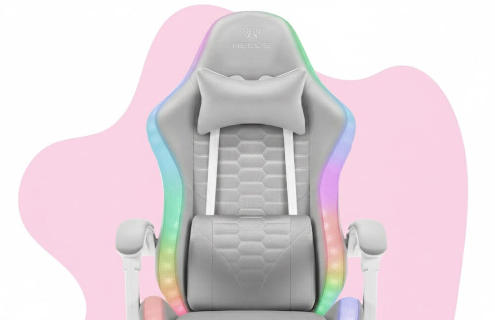 Fotel HELL'S CHAIR HC-1000 LED RGB Kids Szary zbliżenie na oparcie i napis z marką różowo-białe tło szerokie zastosowanie rozrywka nauka dopasowanie do ciała