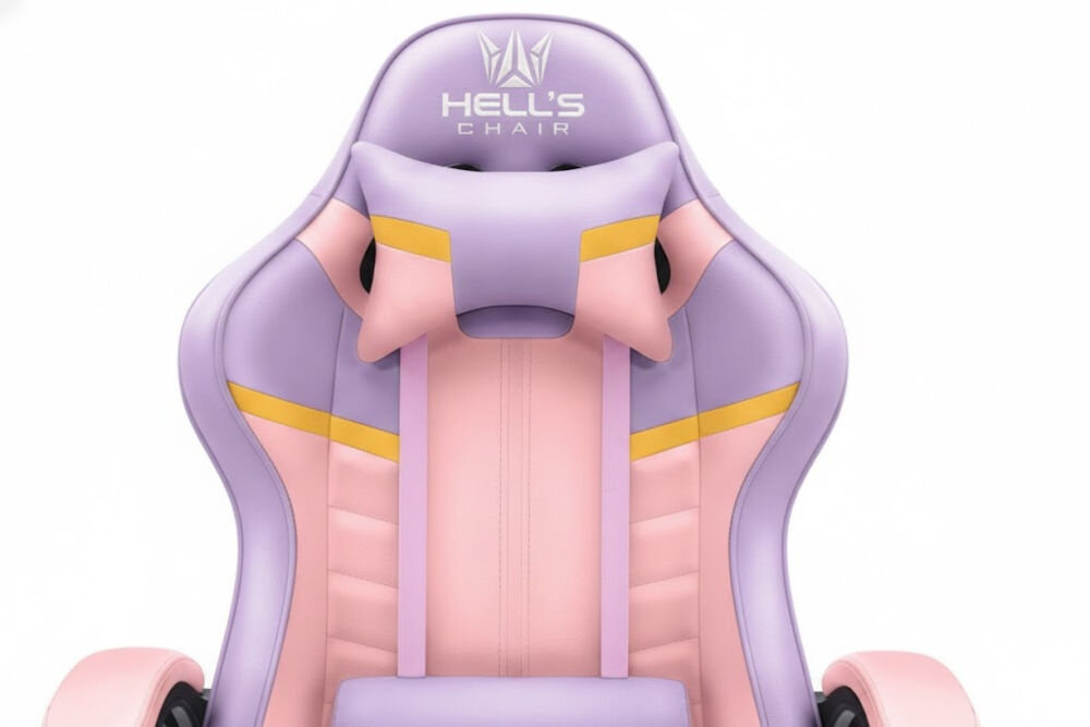 Fotel gamingowy HELL'S CHAIR HC-1004 Różowy zbliżenie na oparcie i napis z marką jasne tło szerokie zastosowanie rozrywka nauka praca ergonomia partner do zadań specjalnych