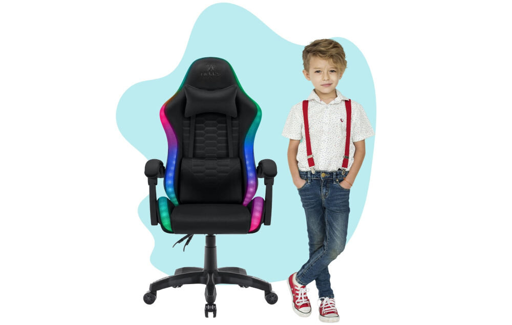 Fotel gamingowy HELL'S CHAIR HC- 1000 LED Kids Czarny prezentacja fotela od przodu na niebiesko-białym tle obok dziecko wymiary stabilność
