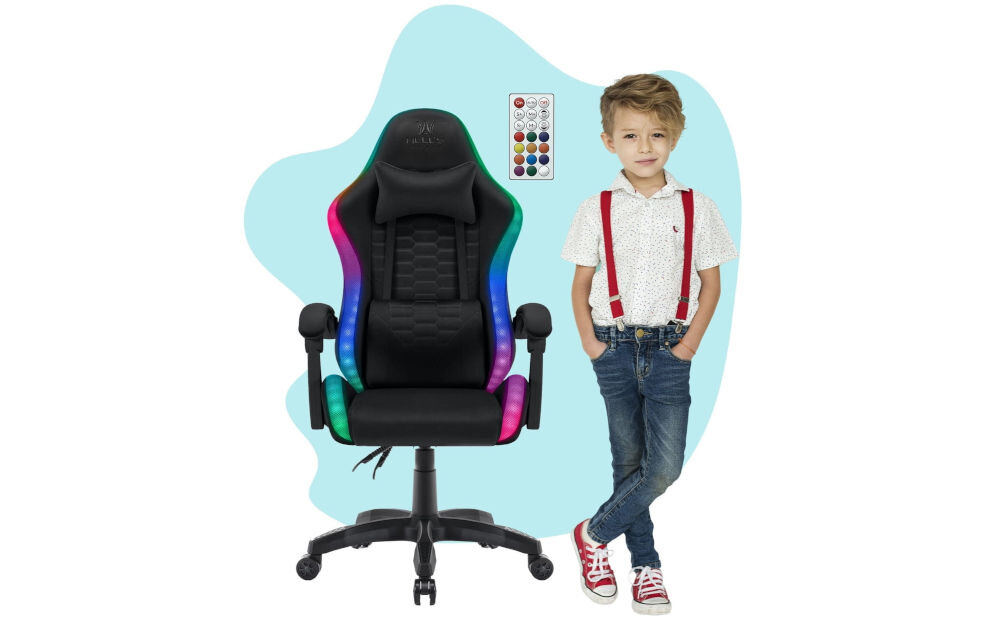 Fotel gamingowy HELL'S CHAIR HC- 1000 LED Kids Czarny prezentacja fotela od przodu na niebiesko-białym tle obok dziecko i pilot podświetlenie LED RGB do wyboru kolor lub jeden z wielu programów dynamicznej zmiany barw pilot bateria