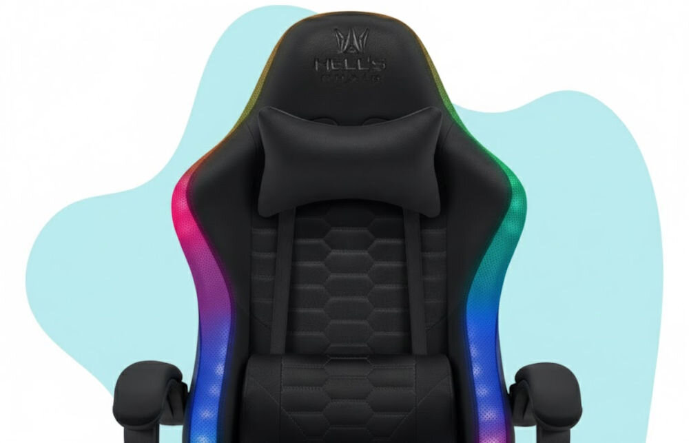 Fotel gamingowy HELL'S CHAIR HC- 1000 LED Kids Czarny zbliżenie na oparcie i napis z marką niebiesko-białe tło szerokie zastosowanie rozrywka nauka dopasowanie do ciała