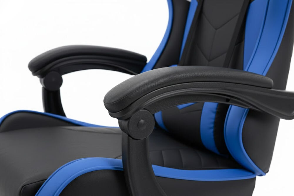 Fotel gamingowy HELL'S CHAIR HC-1004 Niebiesko-czarny zbliżenie na podłokietniki jasne tło miękkie wypełnienie solidne podparcie spójna stylistyka komfort przedramion