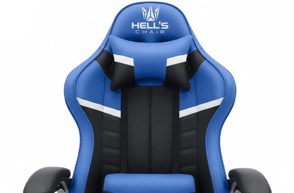 Fotel gamingowy HELL'S CHAIR HC-1004 Niebiesko-czarny zbliżenie na oparcie i napis z marką jasne tło szerokie zastosowanie rozrywka nauka praca ergonomia partner do zadań specjalnych