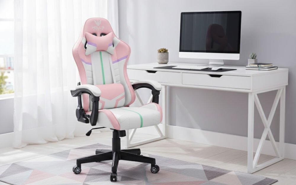 Fotel HELL'S CHAIR HC-1004 Różowy prezentacja fotela przy biurku w jasnym pokoju pod kątem od przodu
