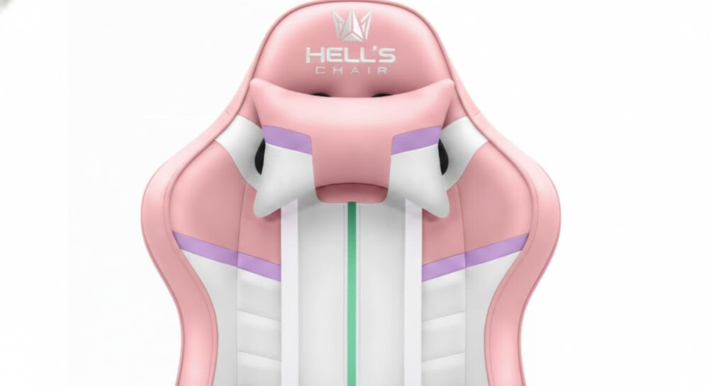 Fotel HELL'S CHAIR HC-1004 Różowy zbliżenie na oparcie i napis z marką jasne tło szerokie zastosowanie rozrywka nauka praca ergonomia partner do zadań specjalnych