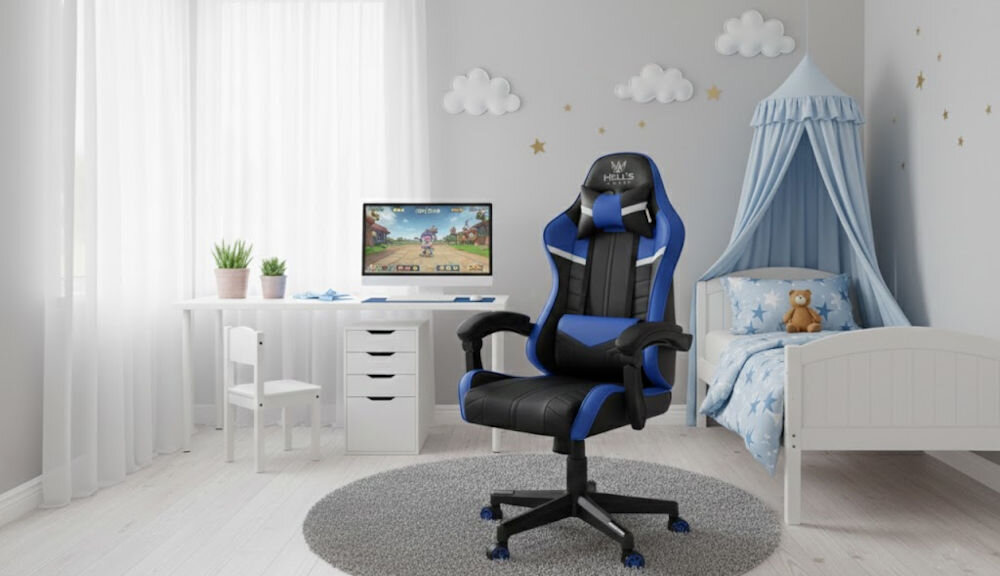 Fotel HELL'S CHAIR HC-1004 Kids Czarno-niebieski prezentacja fotela w pokoju dziecięcym do 120 kg bezpieczne stabilne użytkowanie trwałość wygoda
