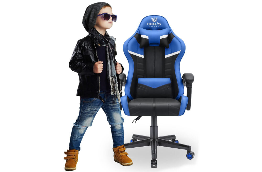 Fotel HELL'S CHAIR HC-1004 Kids Czarno-niebieski prezentacja fotela od przodu na białym tle obok dziecko wymiary stabilność