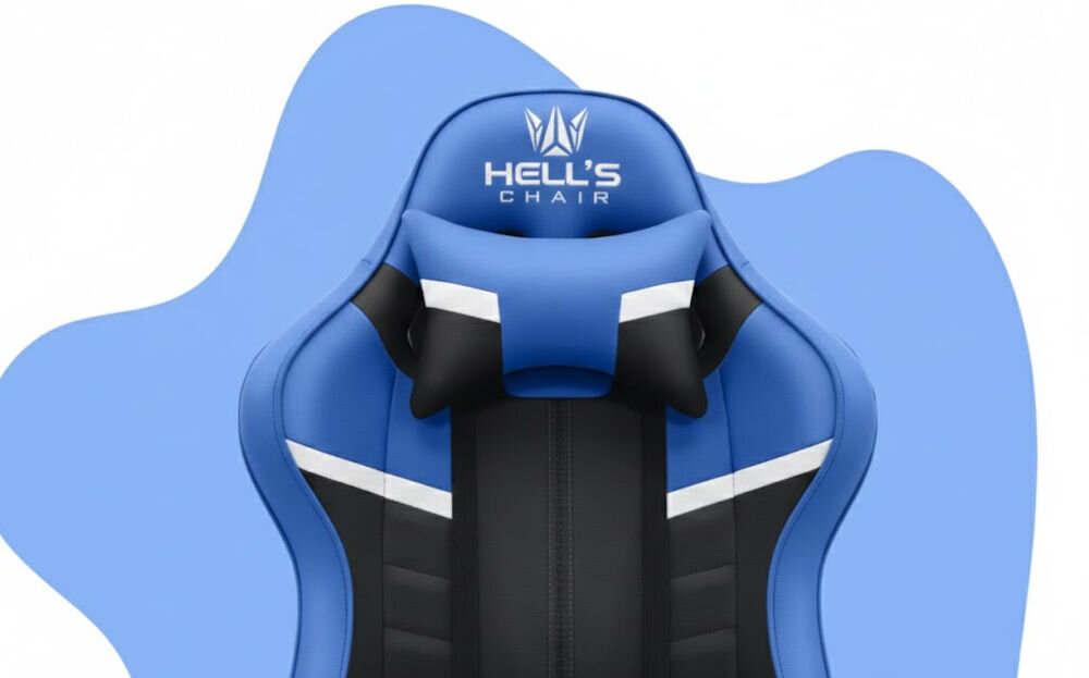 Fotel HELL'S CHAIR HC-1004 Kids Czarno-niebieski zbliżenie na oparcie i napis z marką niebiesko-białe tło szerokie zastosowanie rozrywka nauka dopasowanie do ciała