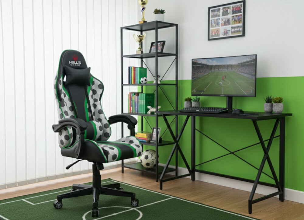 Pokój z fotel gamingowy w czarno-zielonej kolorystyce z motywem piłki nożnej, obok biurka z monitorem wyświetlającym grę sportową. Na półkach znajdują się książki, piłka i trofea, a na podłodze dywan z wzorem boiska piłkarskiego.