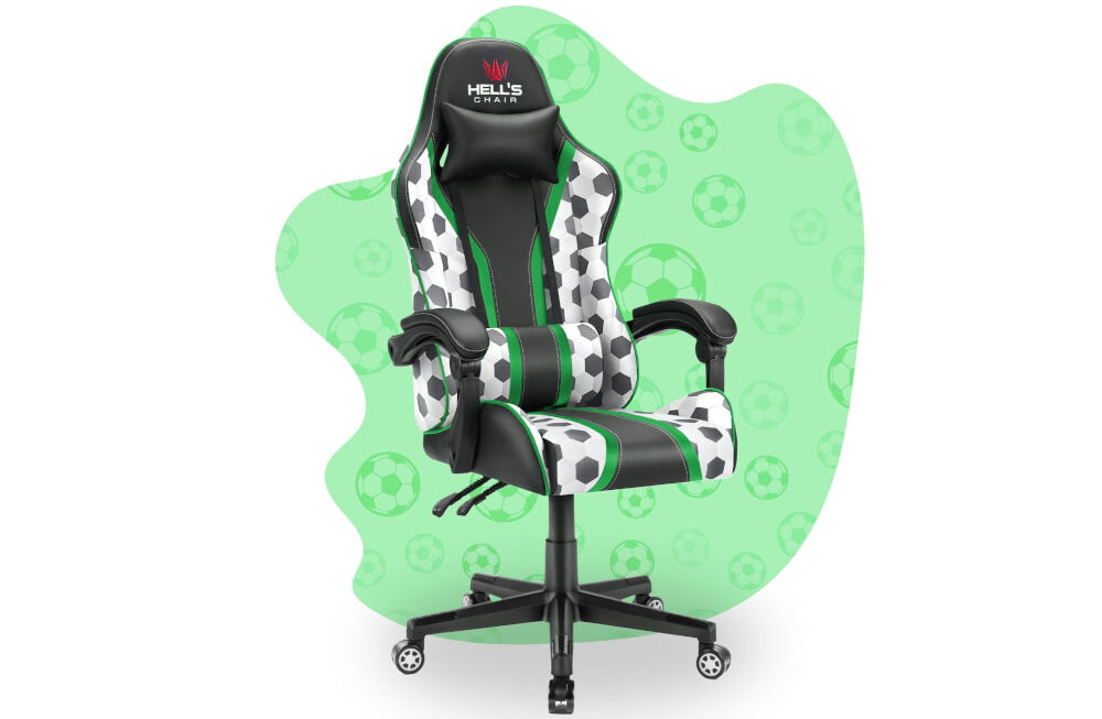 Fotel gamingowy w kolorach czarno-zielonym z wzorem piłki nożnej, posiada logo \'HELL\'S CHAIR\' na zagłówku. Tło jest zielone z motywem piłek nożnych.