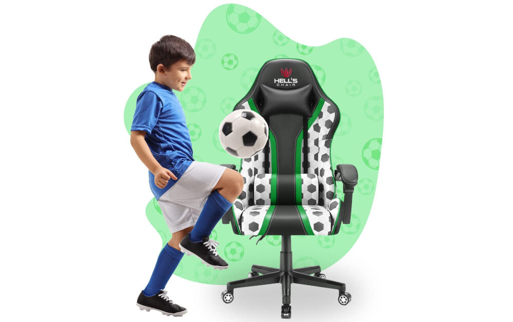 Fotel gamingowy z motywem piłki nożnej w kolorach czarno-zielonym, obok którego stoi dziecko w stroju sportowym z piłką. Na oparciu fotela widoczne jest logo \'HELL\'S CHAIR\'.