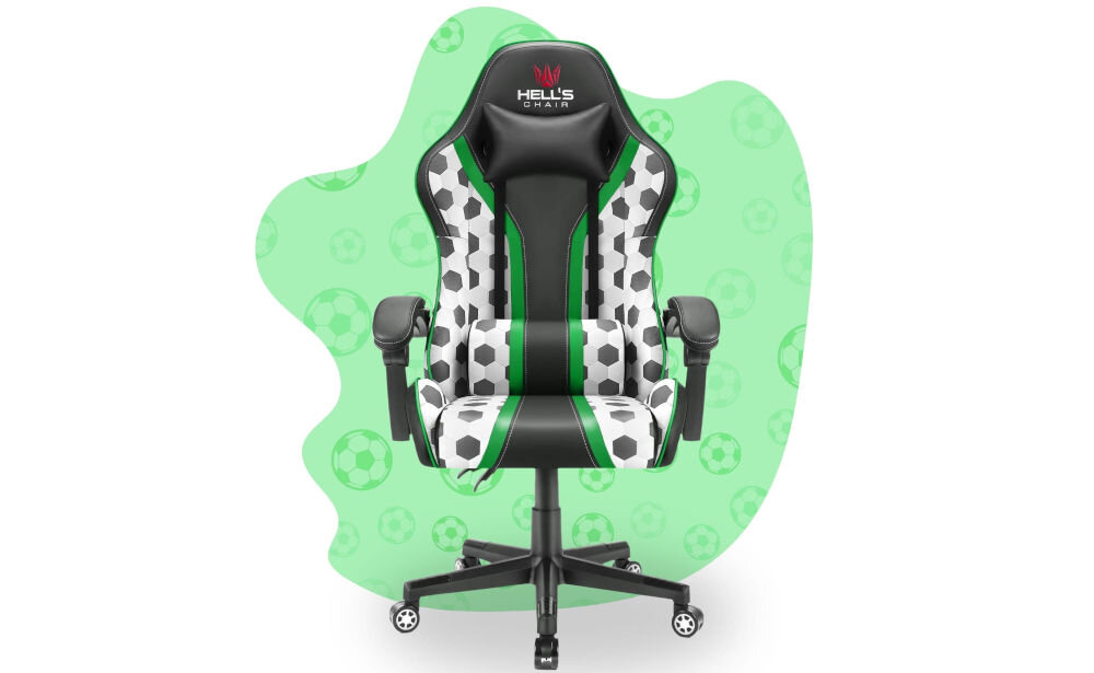 Fotel gamingowy z motywem piłki nożnej, w kolorach czarno-zielonym, z widocznym logo \'HELL\'S CHAIR\' na zagłówku. Tło jest zielone z wzorem piłek nożnych.