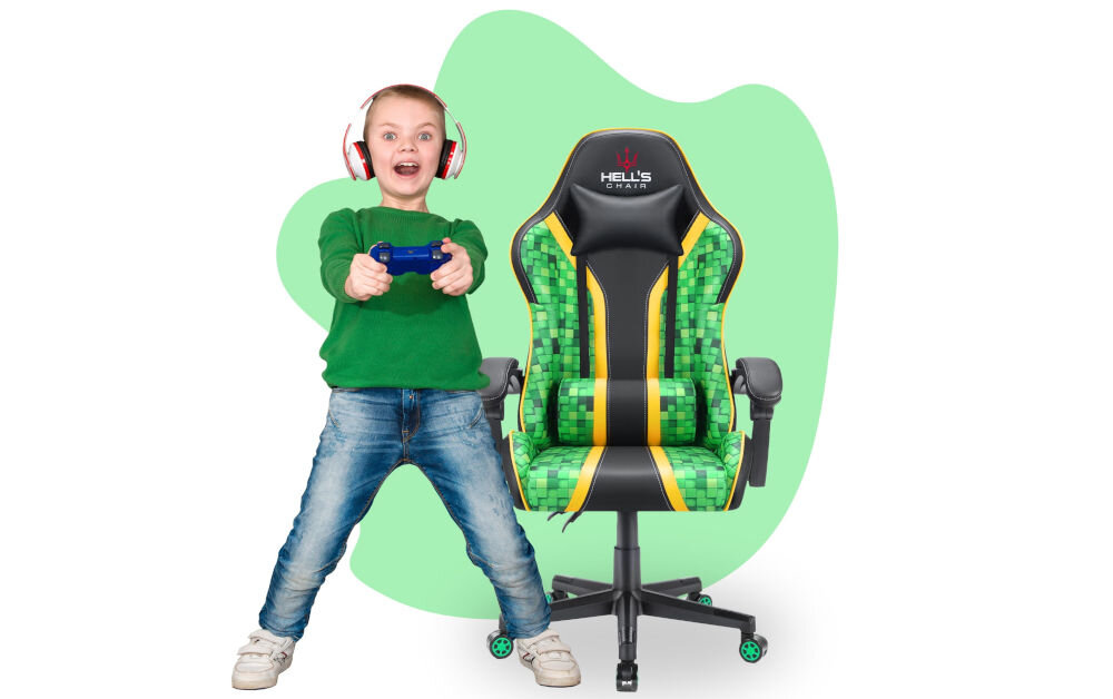 Fotel gamingowy w kolorach zielono-czarnym z pikselowym wzorem i napisem \'HELL\'S CHAIR\' na oparciu. Obok stoi dziecko z kontrolerem do gier i słuchawkami na uszach.