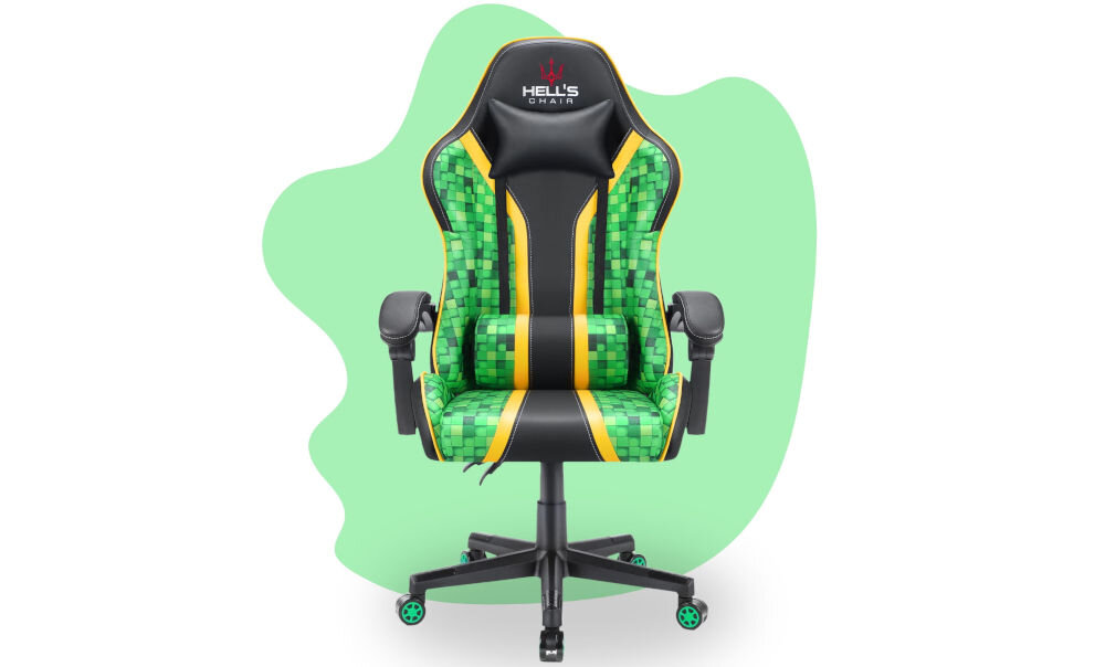 Fotel gamingowy w kolorach zielonym i czarnym z pikselowym wzorem oraz logo \'HELL\'S CHAIR\' na zagłówku. Fotel posiada podłokietniki i podstawę z kółkami.