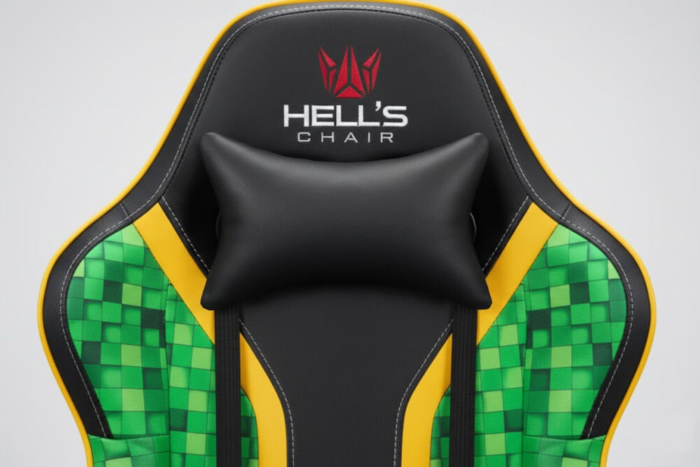 Oparcie fotela gamingowego z czarną poduszką i zielono-czarnym wzorem w kratkę. Na górze widoczne jest logo i napis \'HELL\'S CHAIR\'.