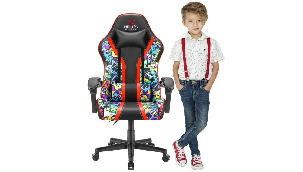 Fotel gamingowy z kolorowym wzorem graffiti i logo \'HELL\'S CHAIR\' na zagłówku. Obok stoi dziecko w białej koszuli i dżinsach.