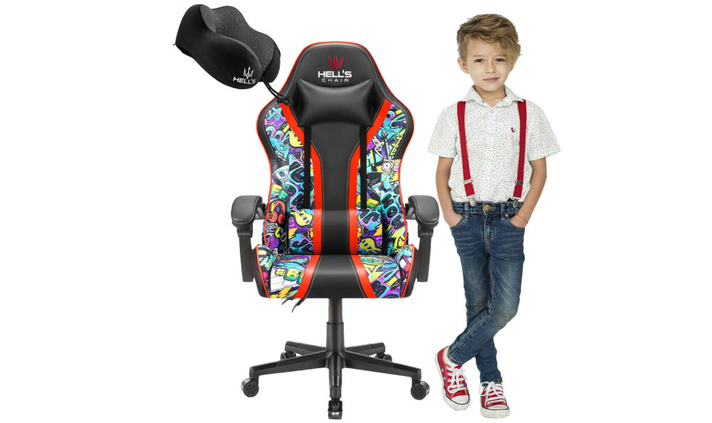 Fotel gamingowy z kolorowym wzorem graffiti i napisem \'HELL\'S CHAIR\' na zagłówku. Obok stoi dziecko w białej koszuli i czerwonych szelkach.