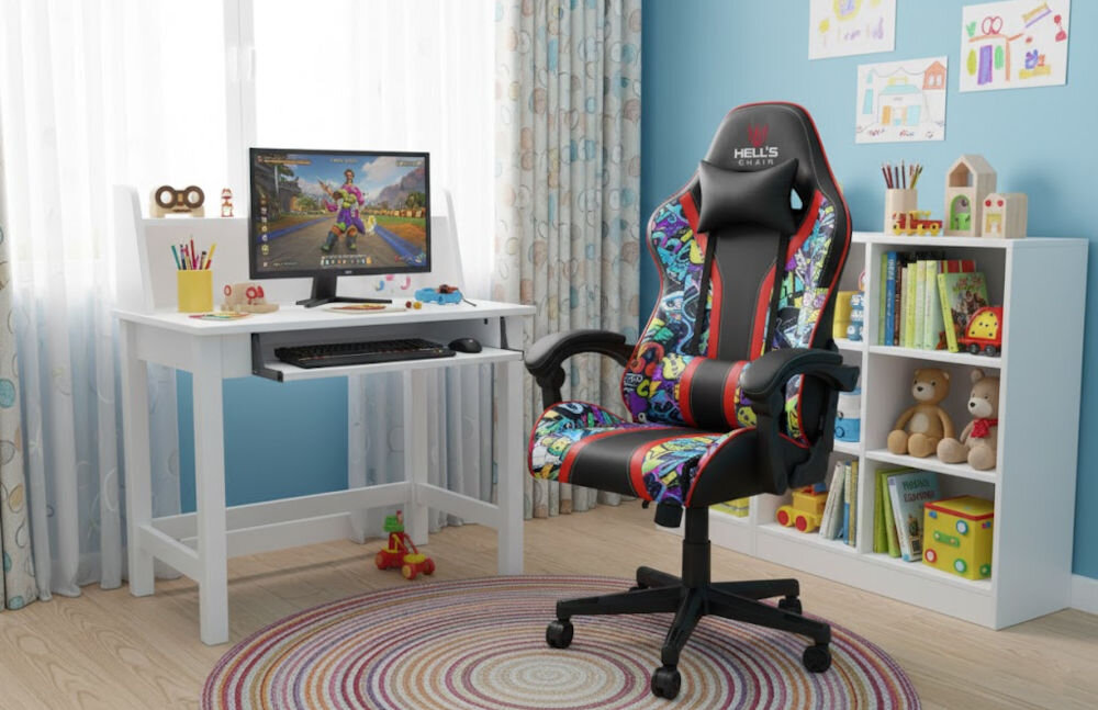 Pokój dziecięcy z biurkiem, na którym stoi monitor z grą, oraz kolorowym fotelem gamingowym z napisem \'HELL\'S CHAIR\'. W tle znajduje się regał z książkami i zabawkami oraz okno z zasłonami.