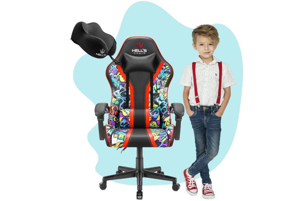 Fotel gamingowy z kolorowym wzorem graffiti i napisem \'HELL\'S CHAIR\' na zagłówku. Obok stoi dziecko w białej koszuli i czerwonych szelkach.