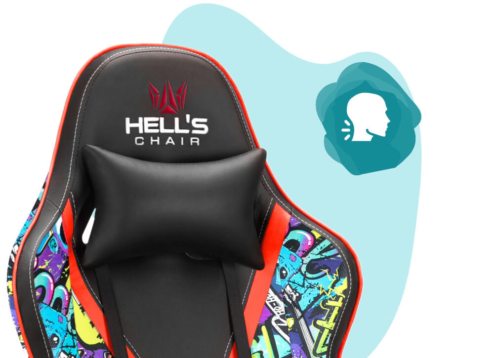 Fotel gamingowy z kolorowym wzorem graffiti i czarną poduszką lędźwiową. Na oparciu widoczne jest logo \'HELL\'S CHAIR\'.