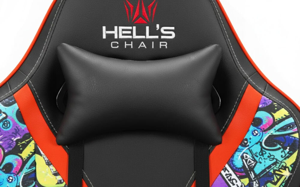 Czarny fotel gamingowy z kolorowym wzorem graffiti i czerwonymi akcentami. Na oparciu widoczne jest logo i napis \'HELL\'S CHAIR\'.