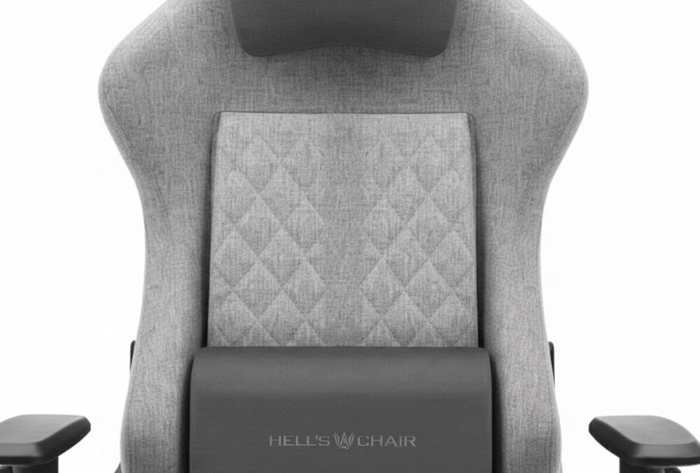 Fotel gamingowy HELL'S CHAIR HC 1006 Szary zbliżenie na oparcie i napis z marką jasne tło szerokie zastosowanie rozrywka nauka praca ergonomia partner do zadań specjalnych