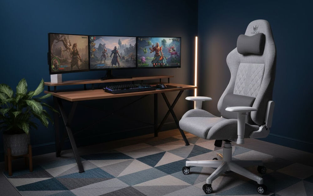 Fotel gamingowy HELL'S CHAIR HC 1006 Szaro-biały prezentacja fotela przed biurkiem w pokoju wzrost optymalne dopasowanie podparcie ciała komfort