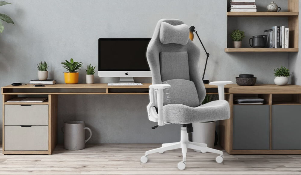 Fotel gamingowy HELL'S CHAIR HC 1009 Biało-szary  prezentacja fotela w pokoju przed biurkiem