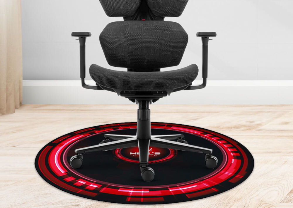 Mata pod fotel HELL'S CHAIR Rainbow Czarno-czerwony prezentacja maty pod fotelem w jasnym pokoju