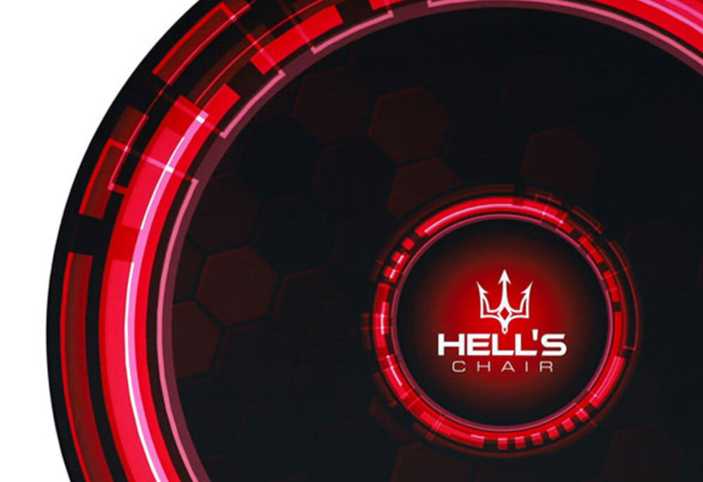 Mata pod fotel HELL'S CHAIR Rainbow Czarno-czerwony zbliżenie na brzegi maty białe tło wzmocnione brzegi grubym szwem ochrona krawędzi