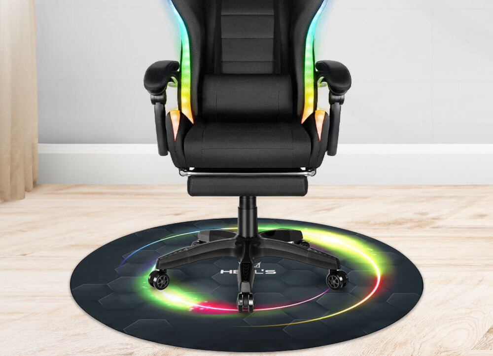 Mata pod fotel HELL'S CHAIR Rainbow Czarny (kolorowe elementy) prezentacja maty pod fotelem w jasnym pokoju