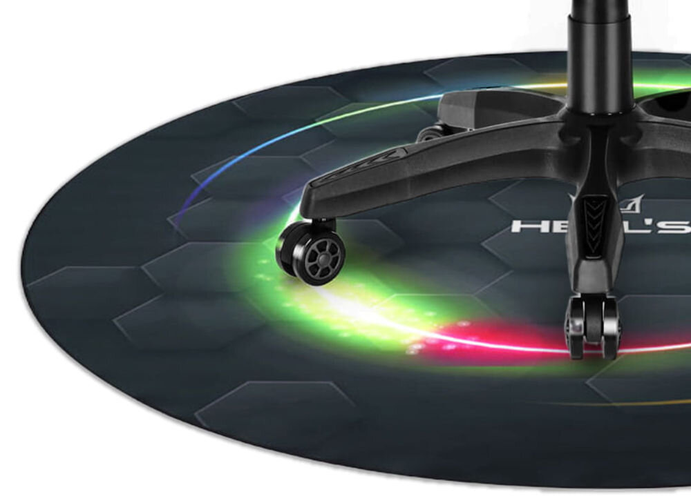 Mata pod fotel HELL'S CHAIR Rainbow Czarny (kolorowe elementy) zbliżenie na część maty na białym tle na niej fotel gładka powierzchnia swobodne ruchy fotela usprawnia działanie kółek ergonomia