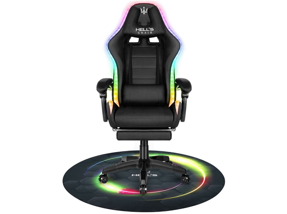 Mata pod fotel HELL'S CHAIR Rainbow Czarny (kolorowe elementy) prezentacja maty na białym tle na niej fotel wyrazista grafika funkcja dekoracyjna gamingowy charakter