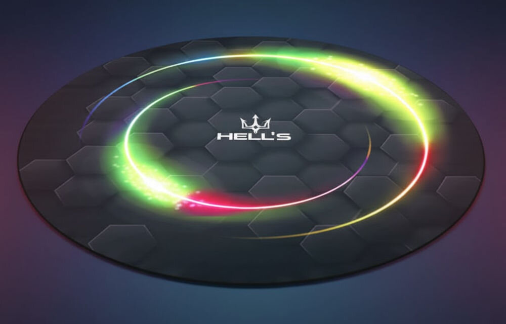 Mata pod fotel HELL'S CHAIR Rainbow Czarny (kolorowe elementy) prezentacja maty na ciemnym tle z poświatą kolorową funkcjonalny dodatek na lata praktyczny element wyposażenia pomaga utrzymać porządek indywidualny styl