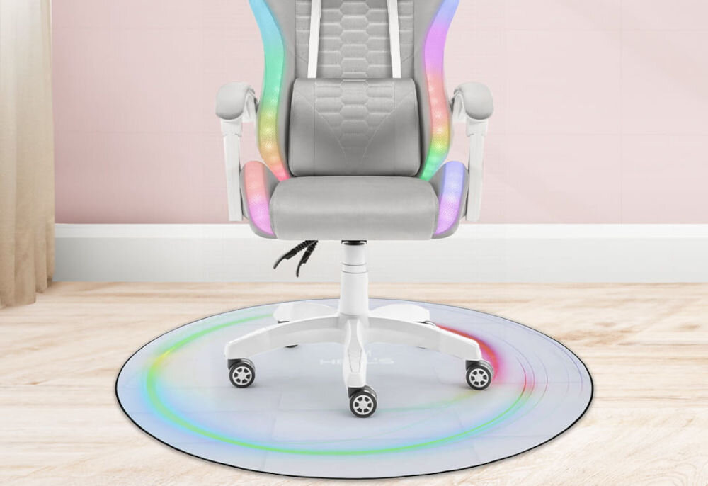 Mata pod fotel gamingowy HELL'S CHAIR 120 cm Biały prezentacja maty pod fotelem w jasnym pokoju